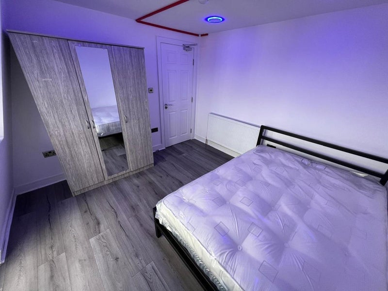 Room Dunlace Road in Greater London