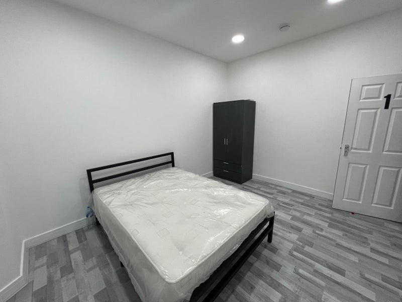 Room Dunlace Road in Greater London