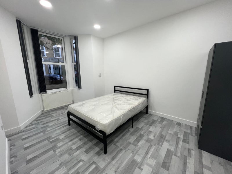 Room Dunlace Road in Greater London