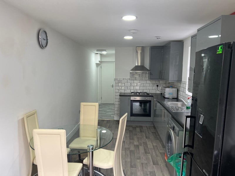 Room Dunlace Road in Greater London