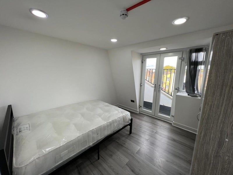 Room Dunlace Road in Greater London