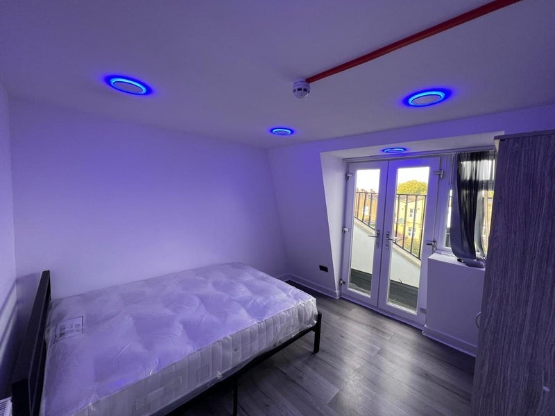 Room Dunlace Road in Greater London