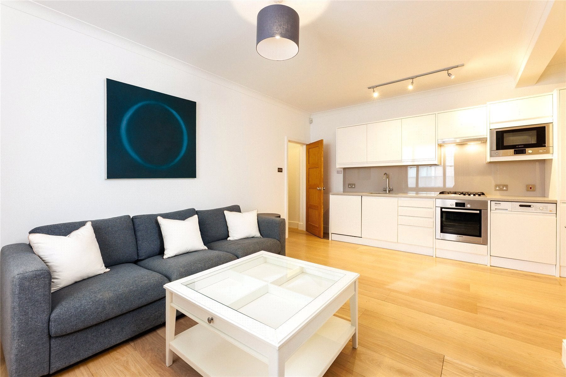 Flat Dovehouse Street in Greater London