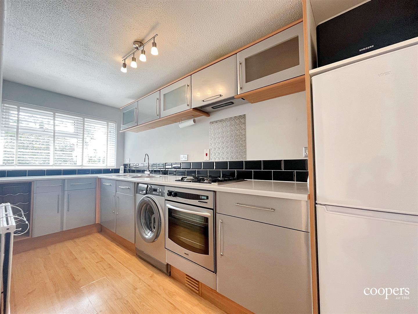 Flat Standale Grove in London