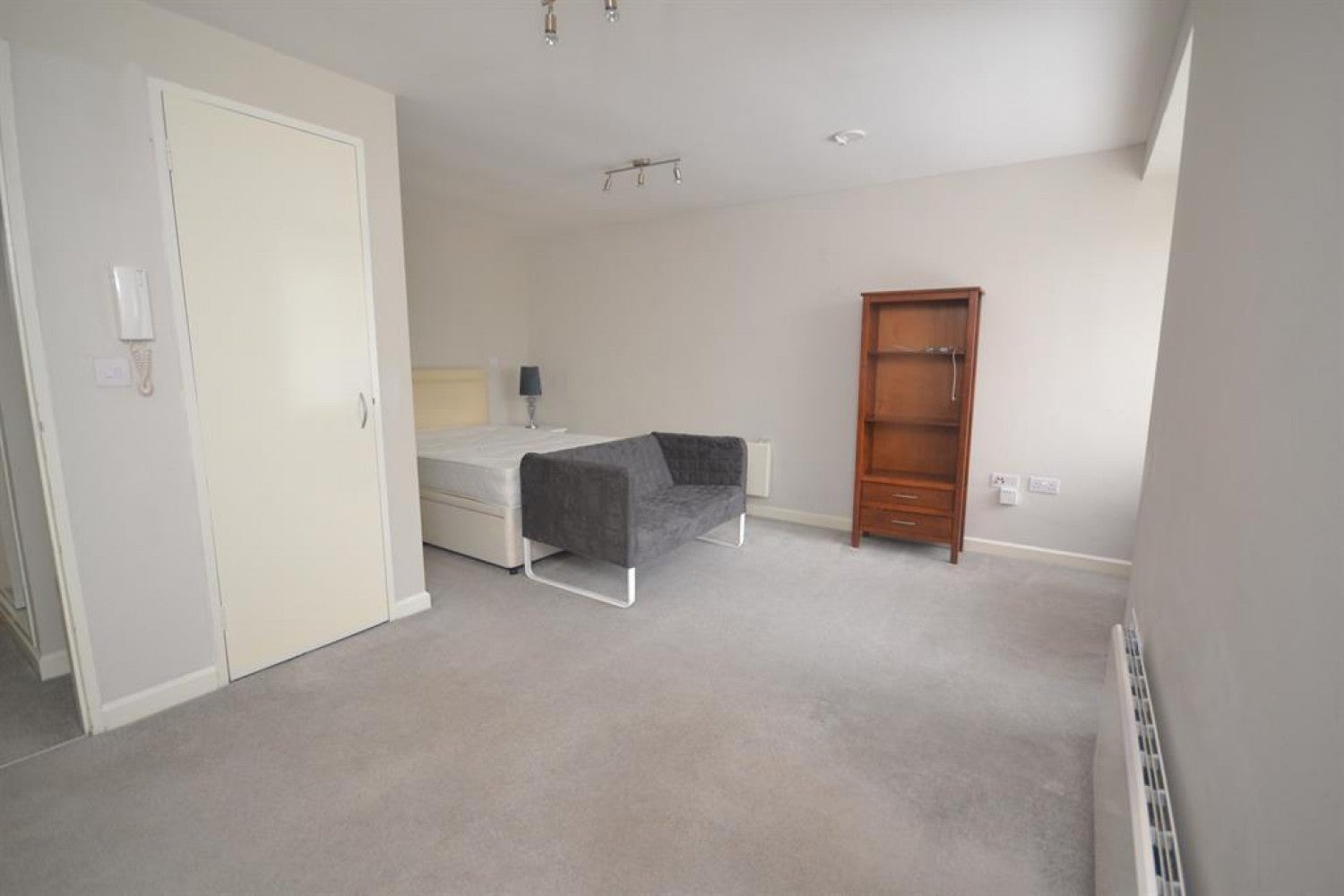 Flat Hartsbourne Road in Reading