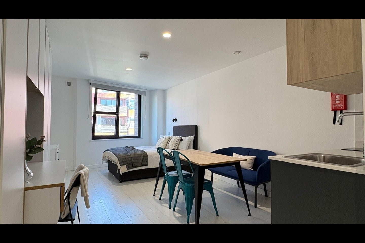 Flat Commercial Road in Greater London