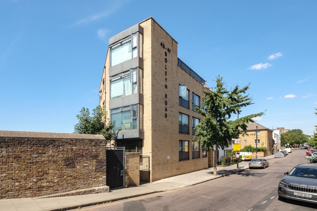 Flat Boleyn Road in Greater London