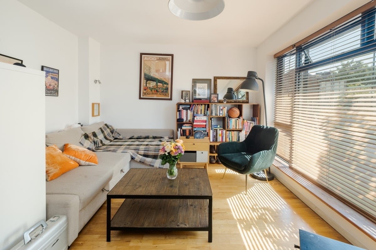 Flat Boleyn Road in Greater London