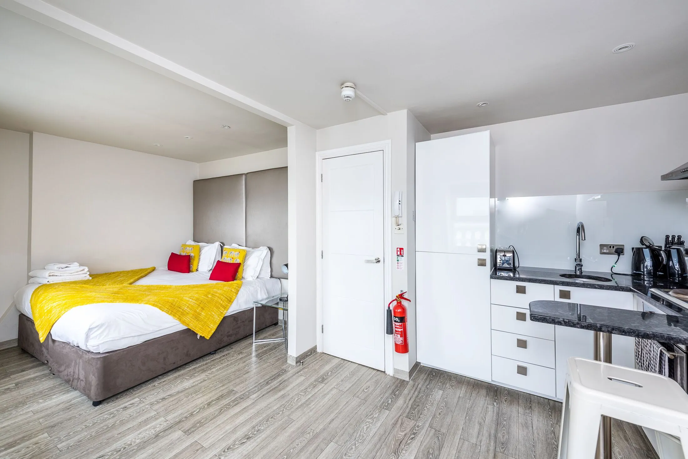 Flat Eardley Crescent in Greater London