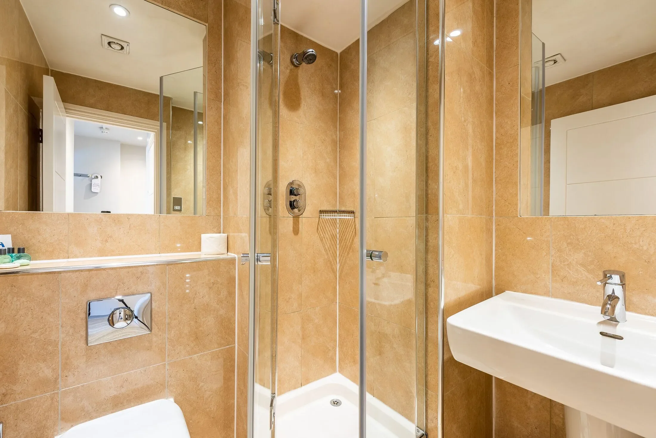 Flat Eardley Crescent in Greater London