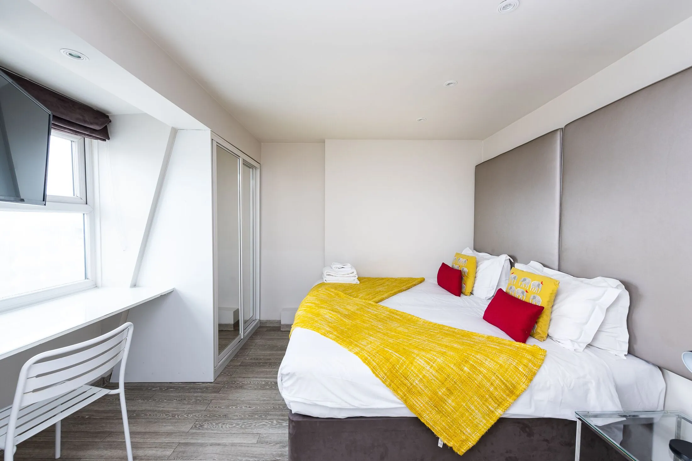 Flat Eardley Crescent in Greater London