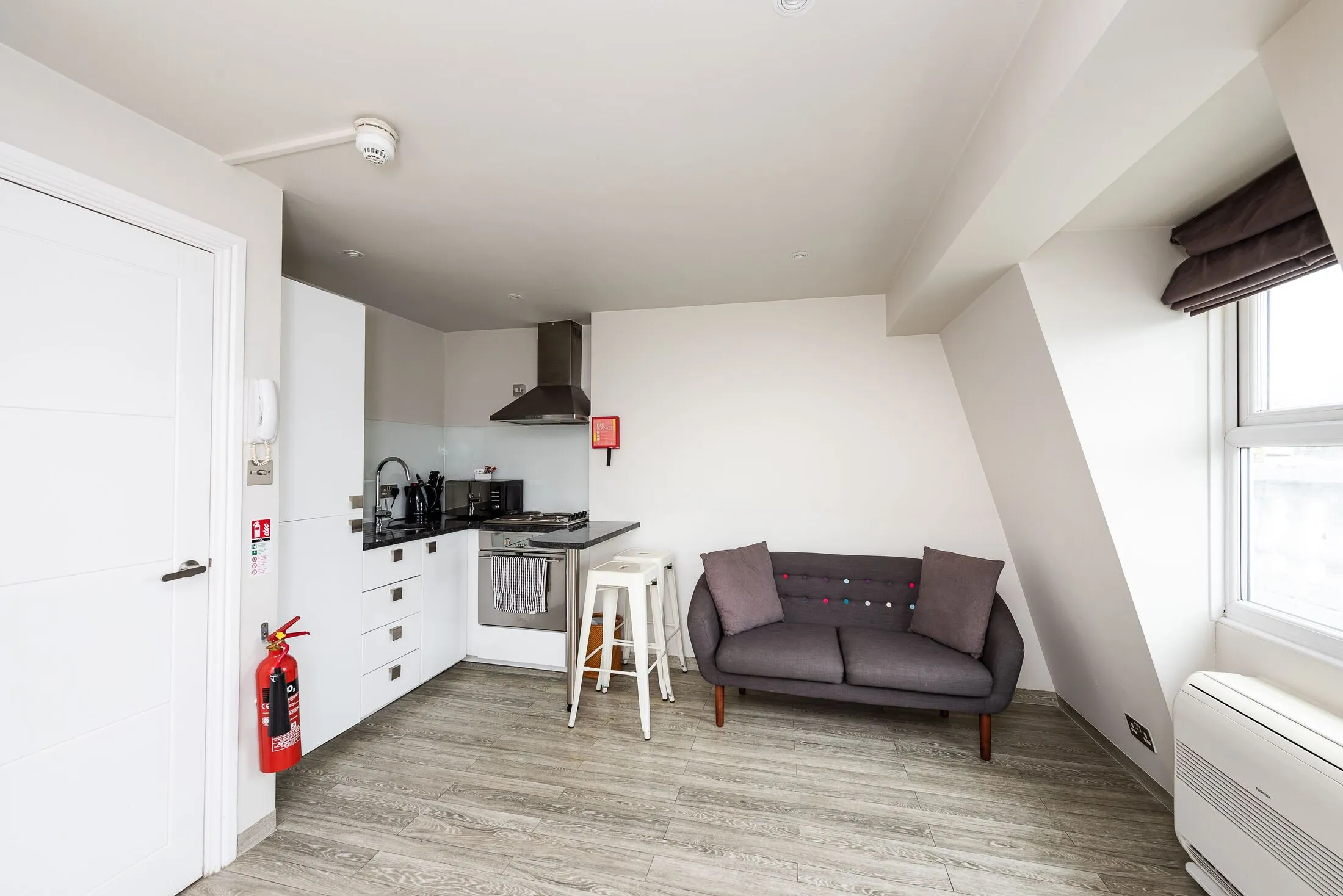 Flat Eardley Crescent in Greater London