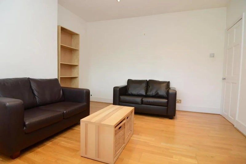 Room Leathwaite Road in Greater London