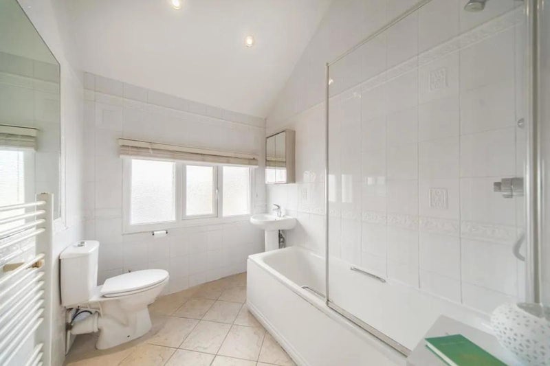 Room Leathwaite Road in Greater London