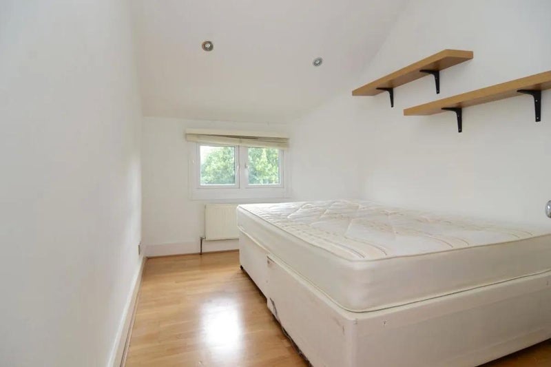 Room Leathwaite Road in Greater London