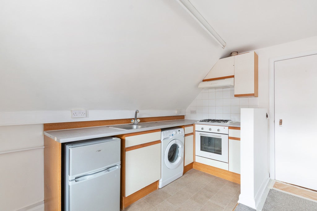 Flat Hildreth Street in Greater London
