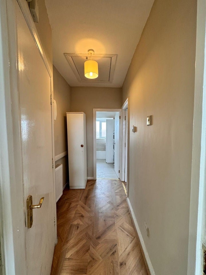 Flat Deansbrook Road in Greater London