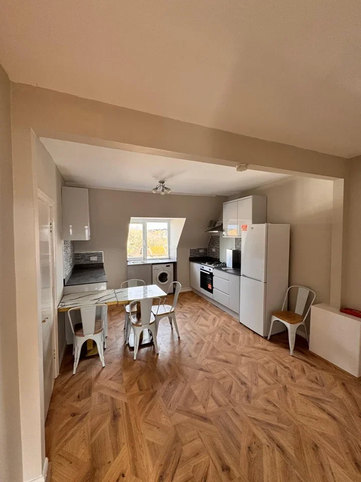 Flat Deansbrook Road in Greater London