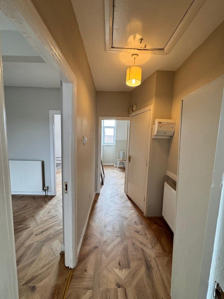 Flat Deansbrook Road in Greater London