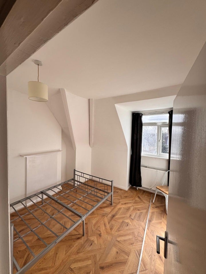 Flat Deansbrook Road in Greater London