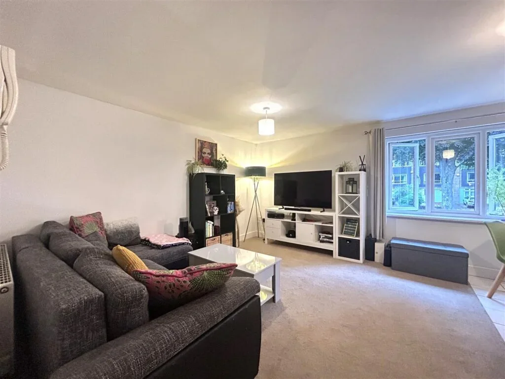 Flat Christchurch Park in Greater London