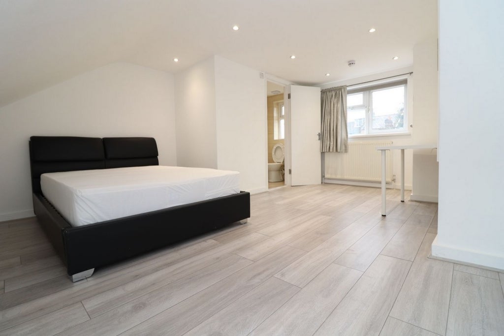 Room Globe Road in Greater London