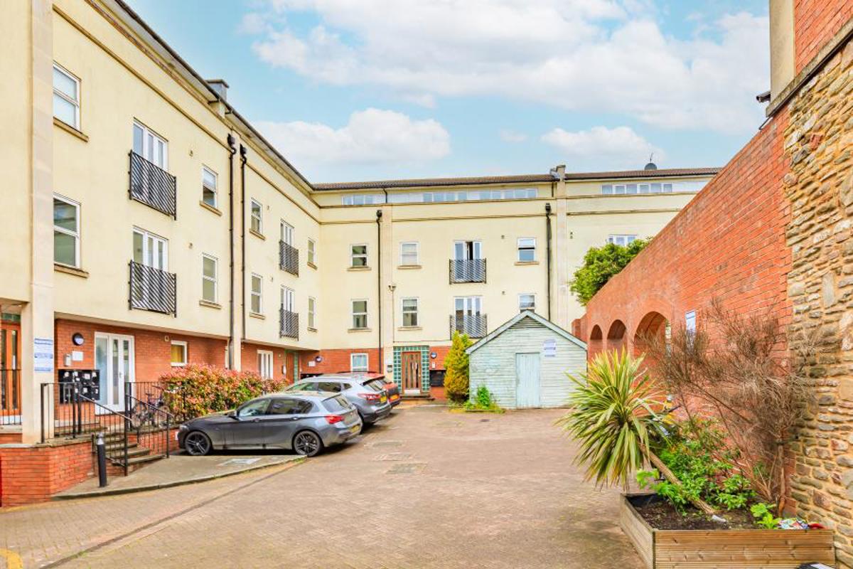 Flat Waterloo Road in Bristol