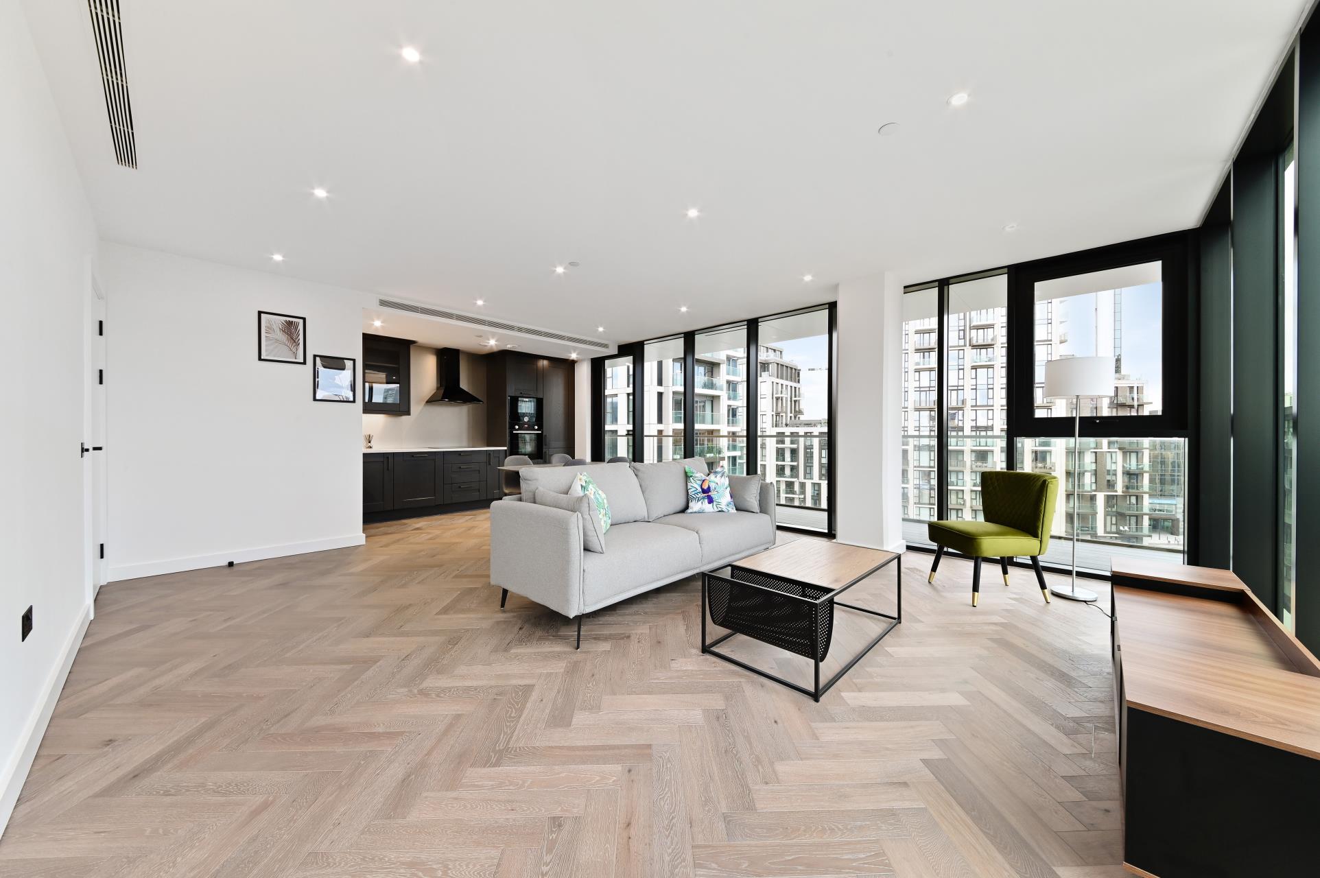 Flat Asher Way in Greater London