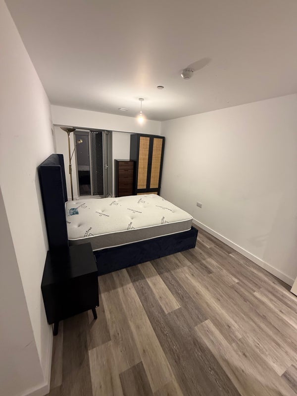 Room Vicarage Grove in Salford