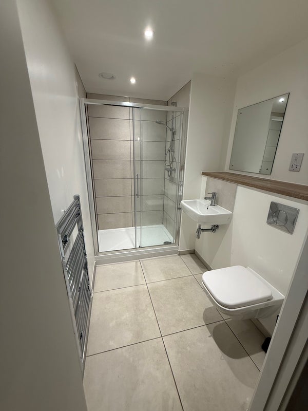 Room Vicarage Grove in Salford