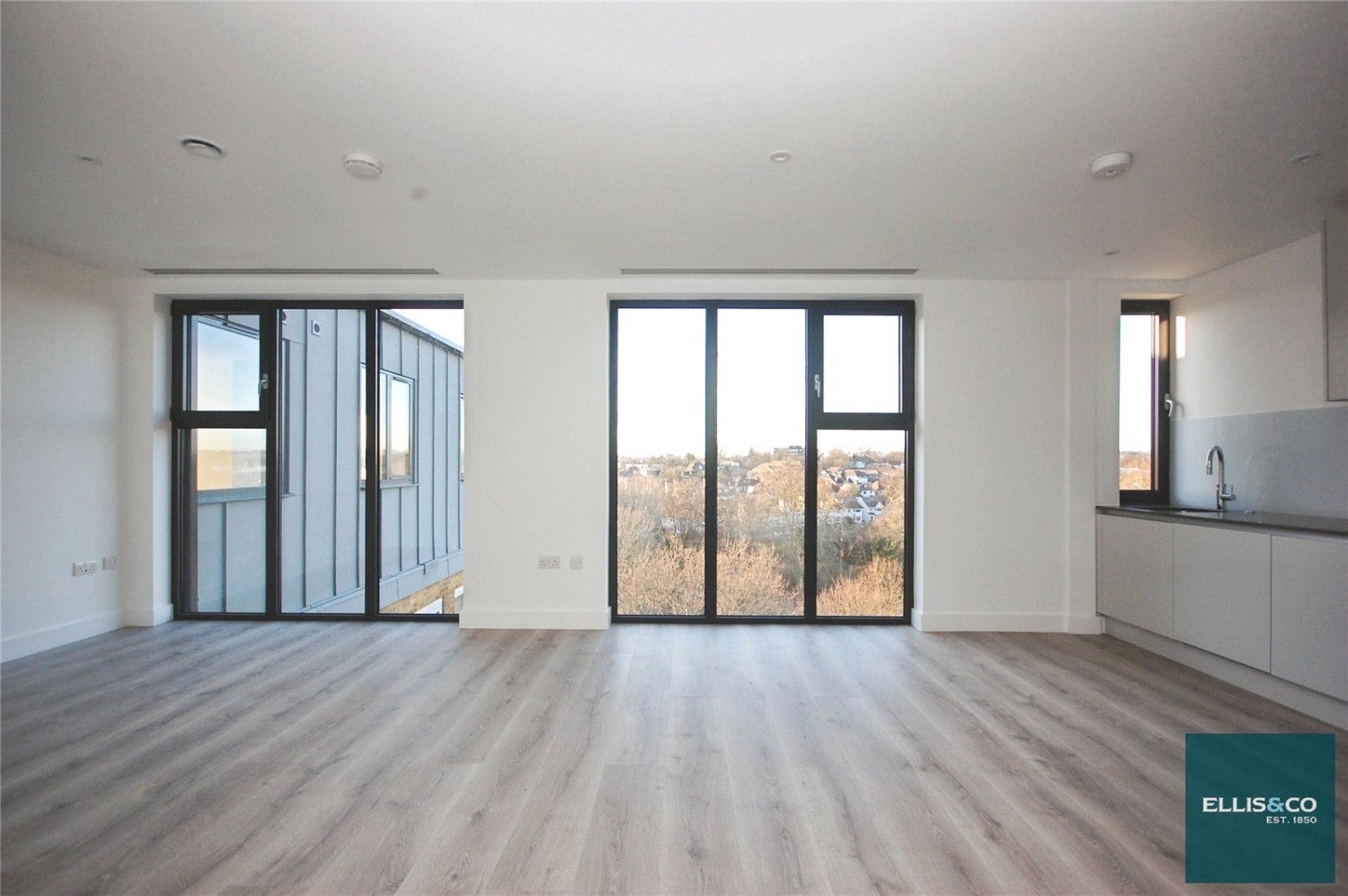 Flat Wickliffe Avenue in Greater London