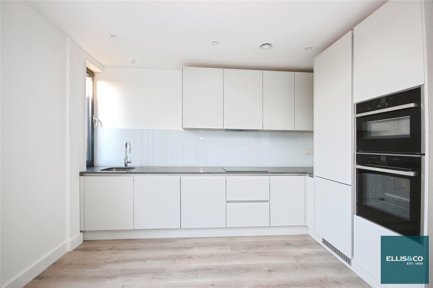 Flat Wickliffe Avenue in Greater London