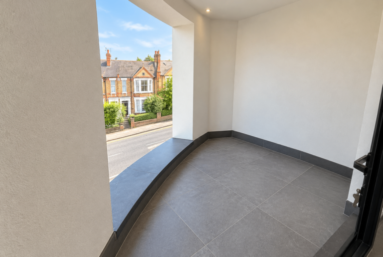 Flat Manor Park Road in Greater London