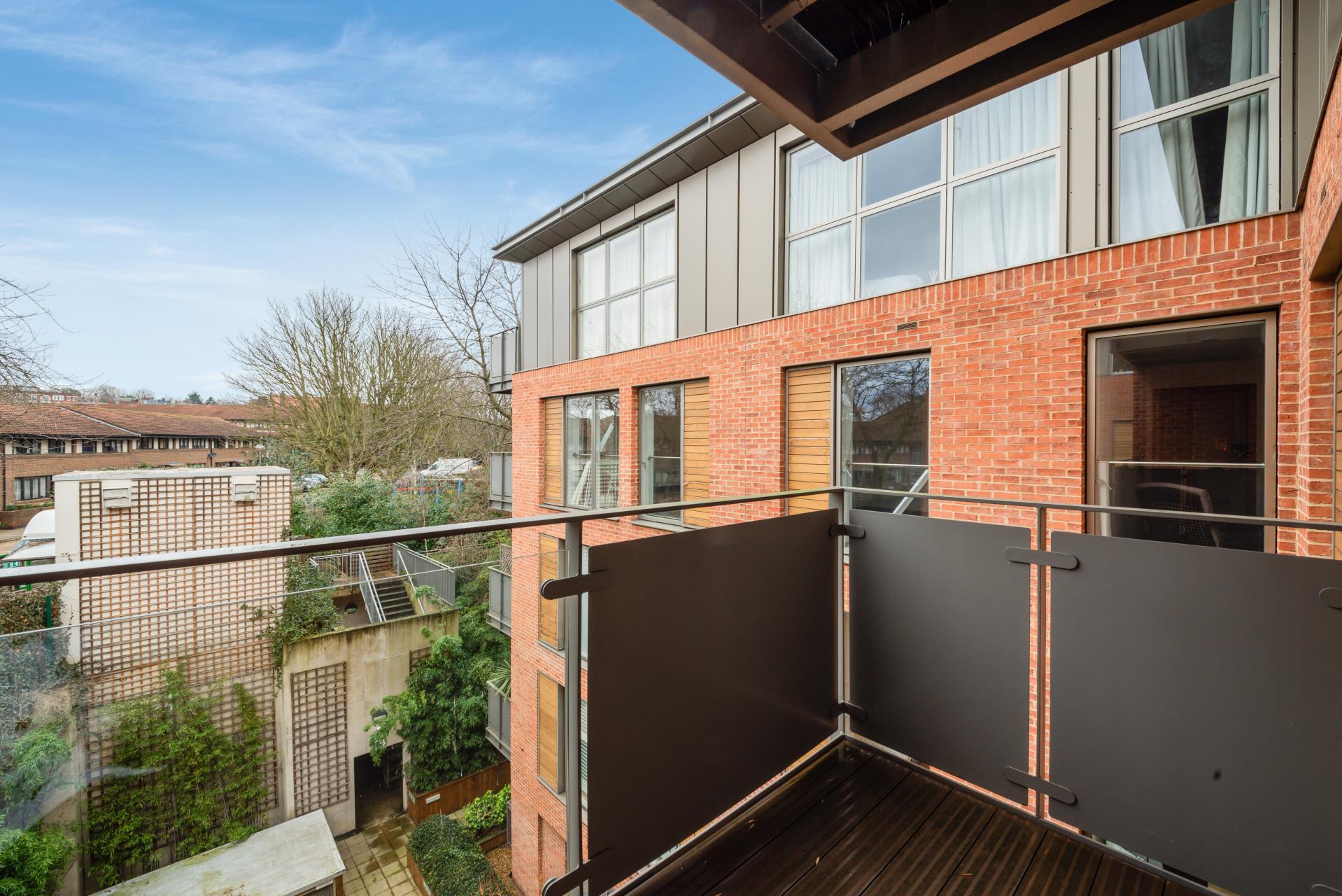 Flat Commander Avenue in Greater London