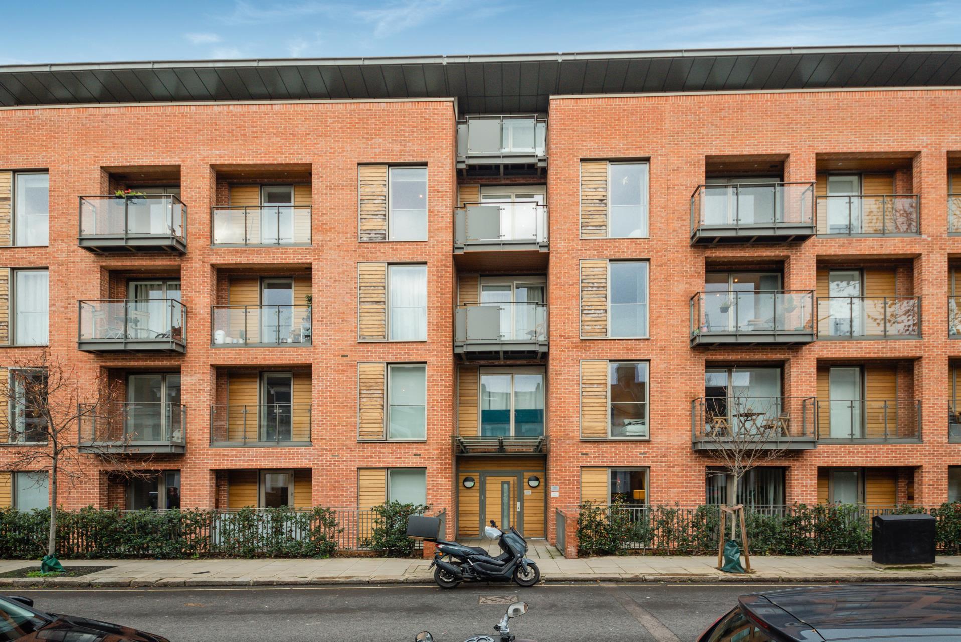 Flat Commander Avenue in Greater London