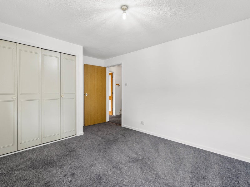 Flat Lowe Close in Crawley