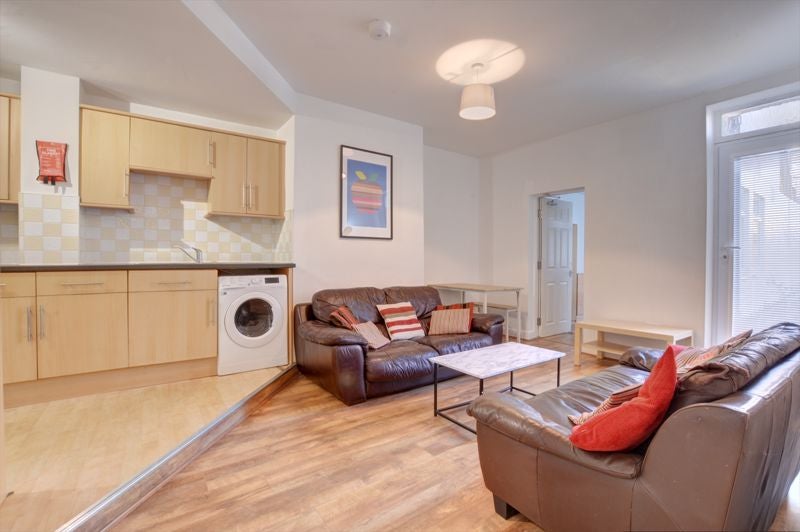 Flat Helmsley Road in Newcastle upon Tyne