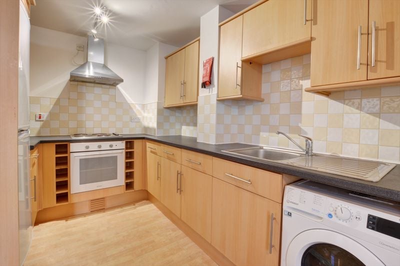 Flat Helmsley Road in Newcastle upon Tyne