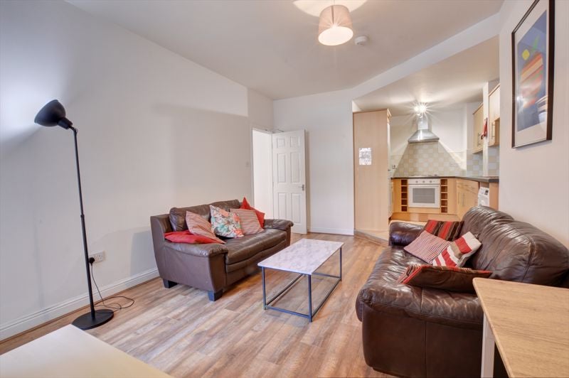 Flat Helmsley Road in Newcastle upon Tyne