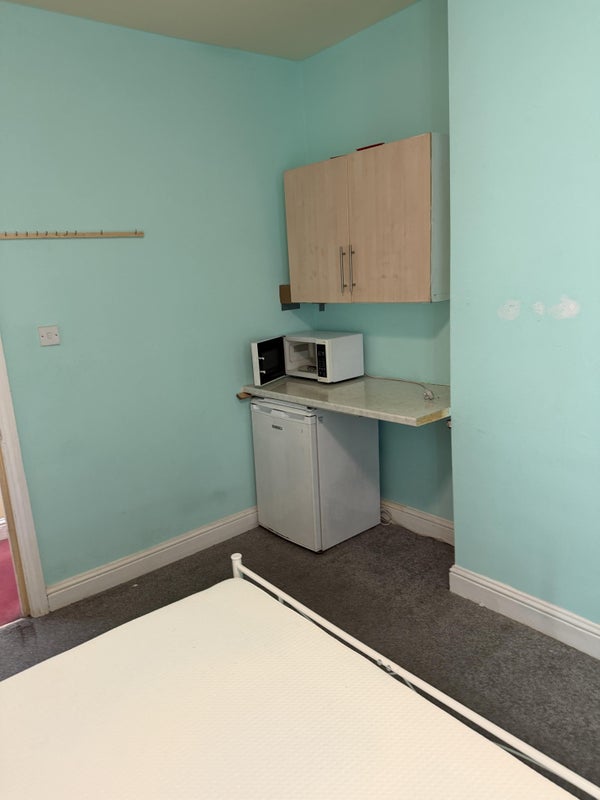 Room Baron's Court Road in Greater London