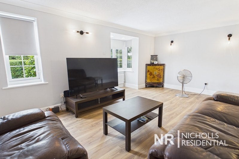 House Oaklands Close in Greater London