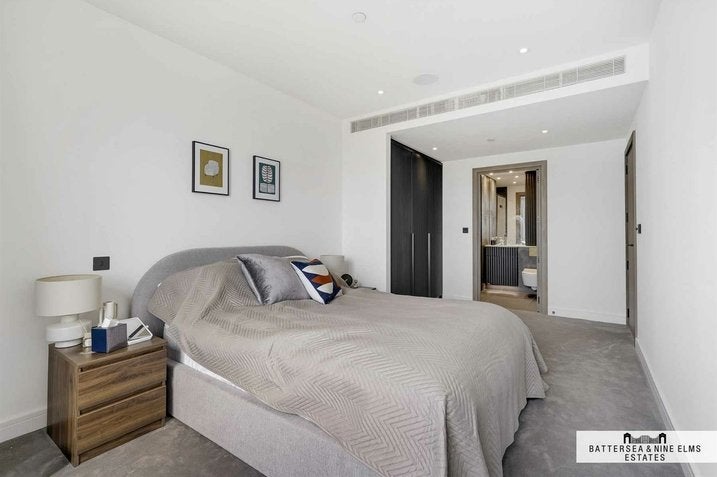 Flat Ponton Road in Greater London