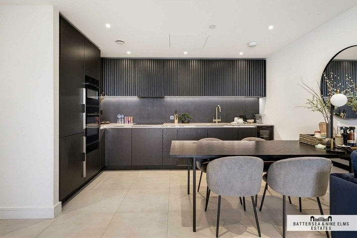 Flat Ponton Road in Greater London