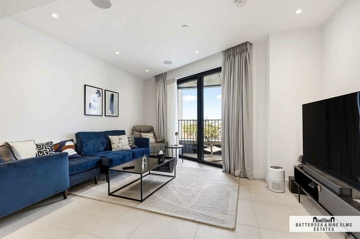 Flat Ponton Road in Greater London