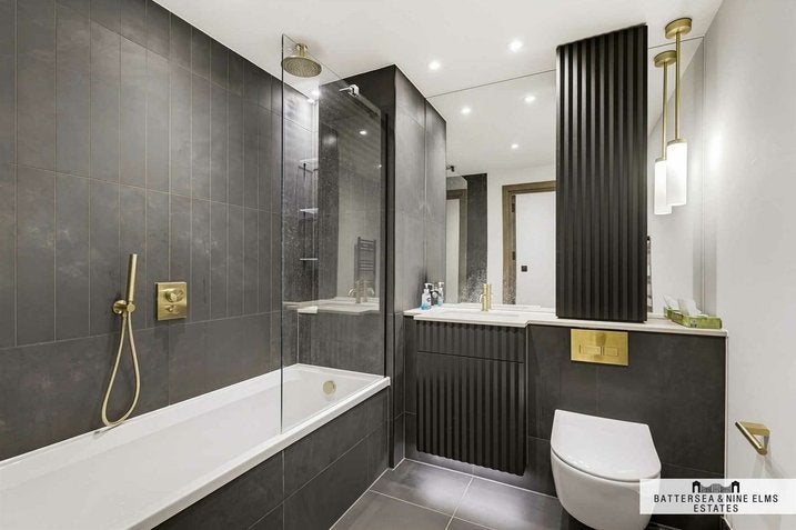 Flat Ponton Road in Greater London