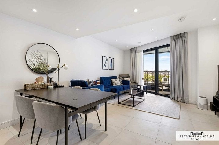 Flat Ponton Road in Greater London
