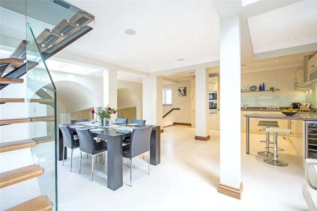 Flat Winchester Street in Greater London