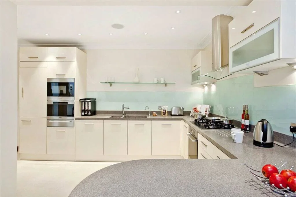 Flat Winchester Street in Greater London