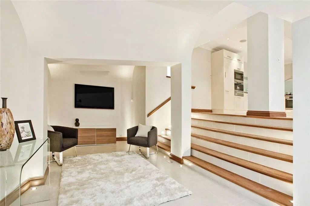 Flat Winchester Street in Greater London