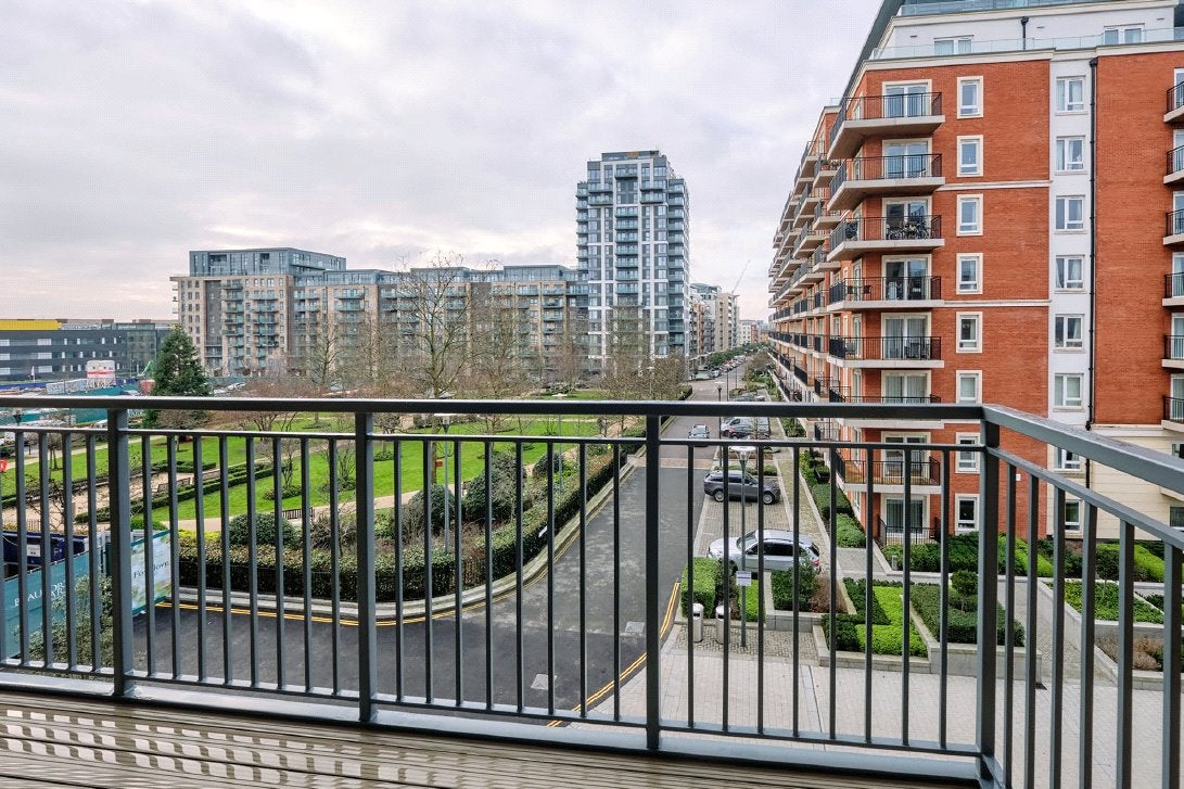Flat Heritage Avenue in Greater London